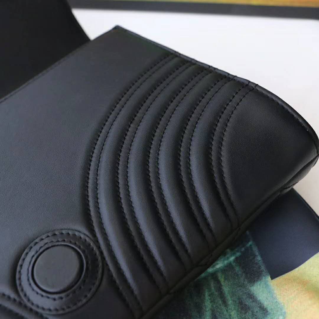 Gucci GG Women GG Marmont Clutch in Black Matelassé Chevron Leather with a Heart