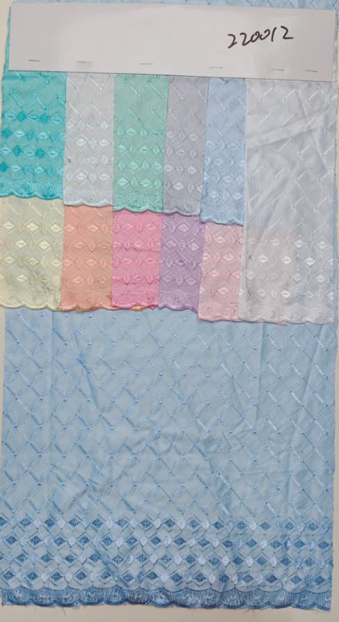 220012 Broderie plate sur tissu à chevrons