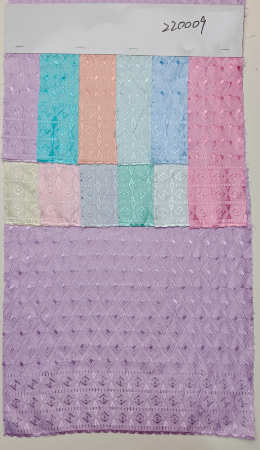 220009 Broderie plate sur tissu à chevrons