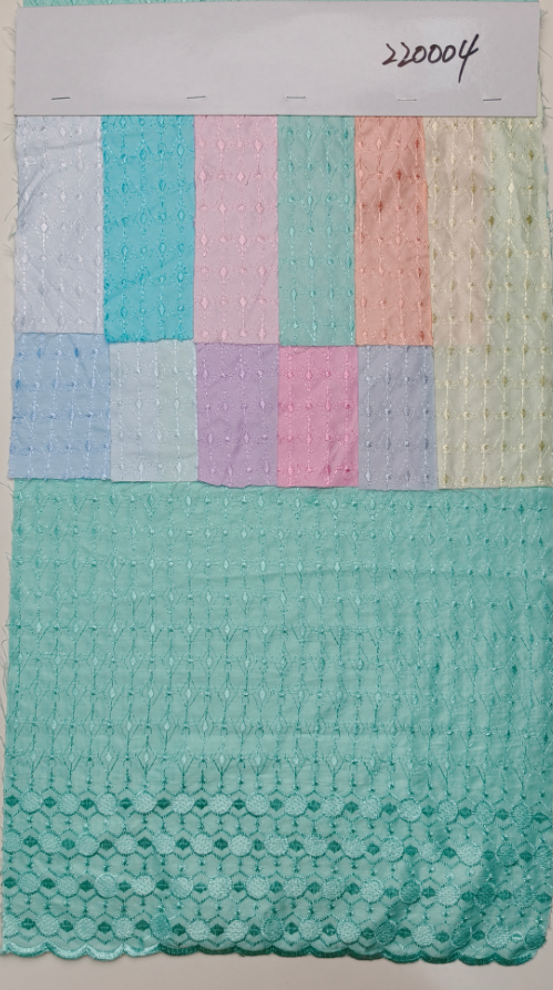 220004 Broderie plate sur tissu à chevrons