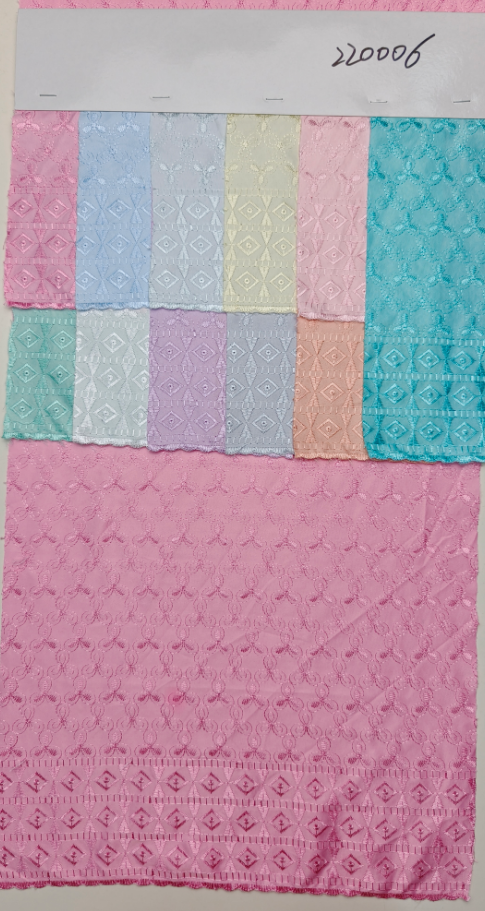 220006 Broderie plate sur tissu à chevrons