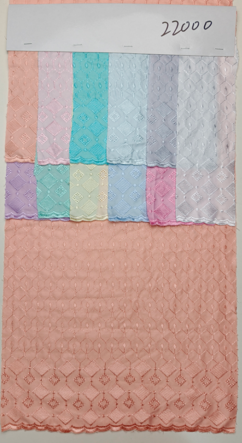 22000 Broderie plate sur tissu à chevrons