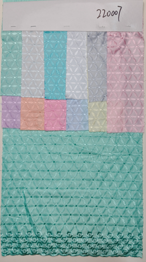 220007 Broderie plate sur tissu à chevrons