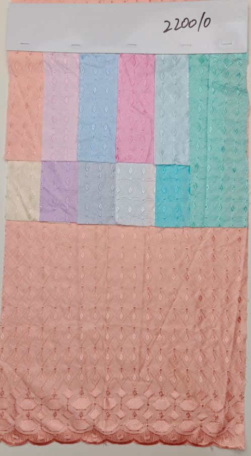 220010 Broderie plate sur tissu à chevrons