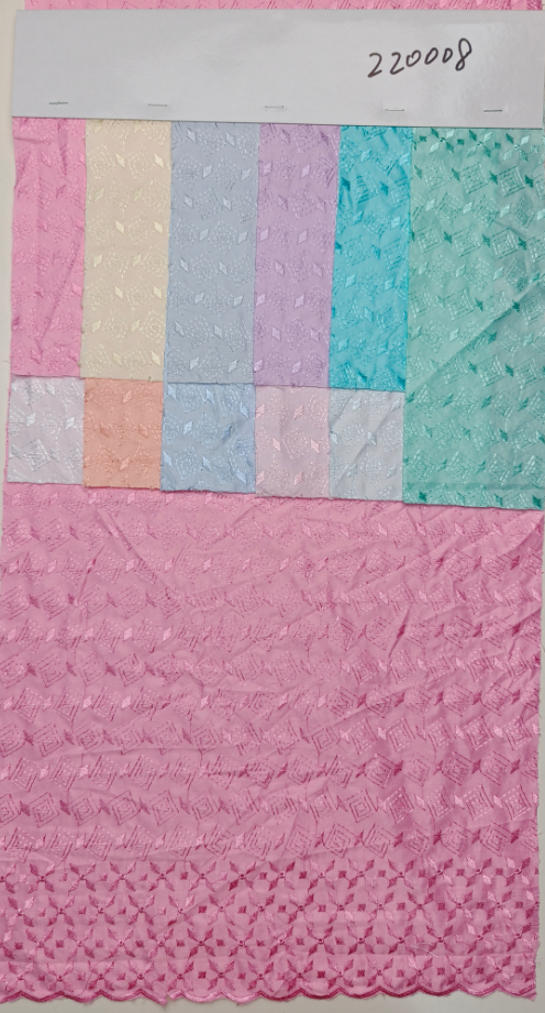 220008 Broderie plate sur tissu à chevrons