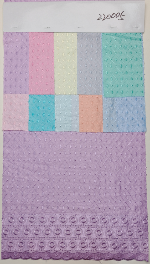 220005 Broderie plate sur tissu à chevrons