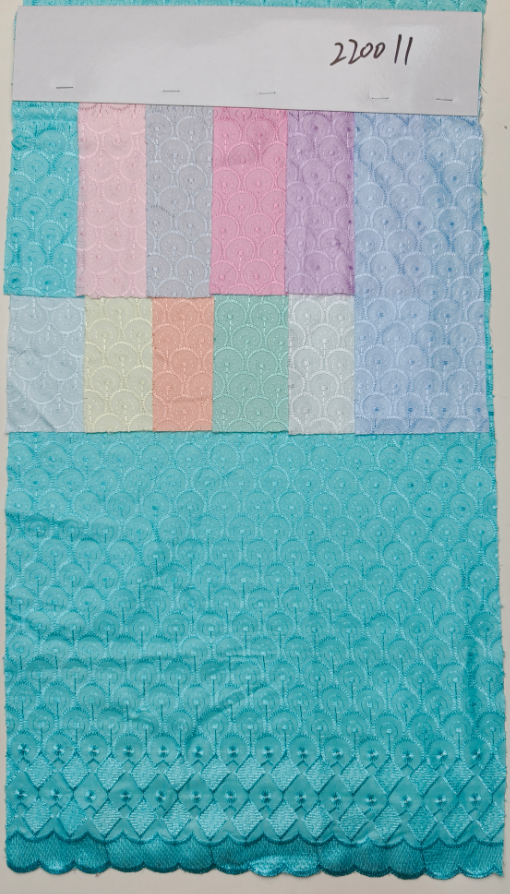 220011 Broderie plate sur tissu à chevrons