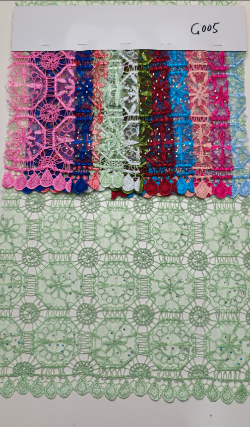 G005 Tissu organza avec découpe laser, cordon torsadé, bordure soluble et application de strass