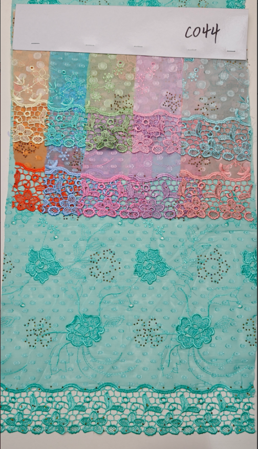 C044 Tissu en chiffon avec motif coupé, broderie 3D et application de strass