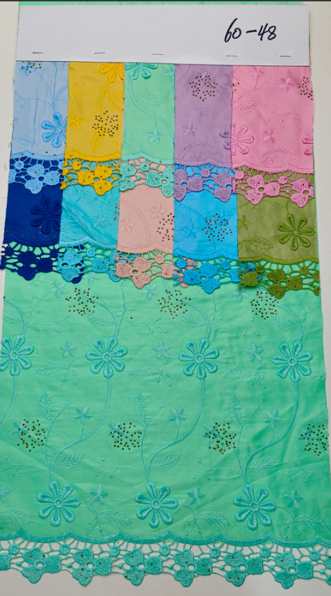 60-48 Sergé, broderie 3D, bordure soluble et strass