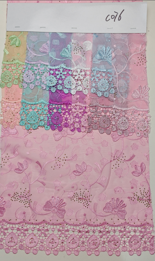 C076 Tissu en chiffon avec motif coupé, broderie 3D et application de strass