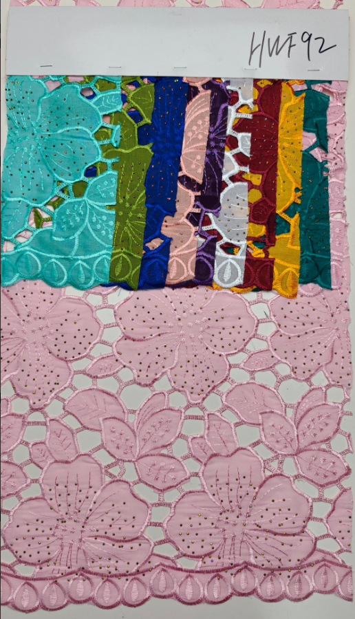 HWF92 Tissu imitation coton unicolore avec découpe laser et application de strass