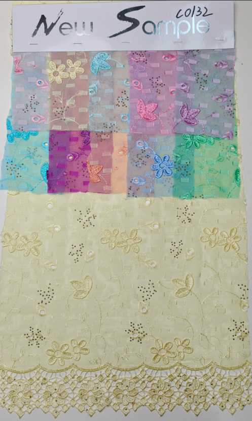 C132 Tissu en chiffon avec motif coupé, broderie 3D et application de strass