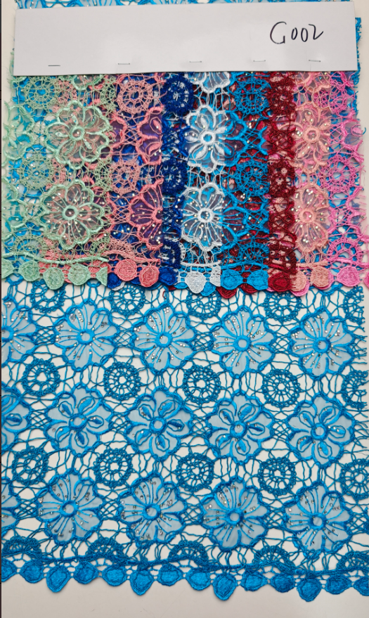 G002 Tissu organza avec découpe laser, cordon torsadé, bordure soluble et application de strass