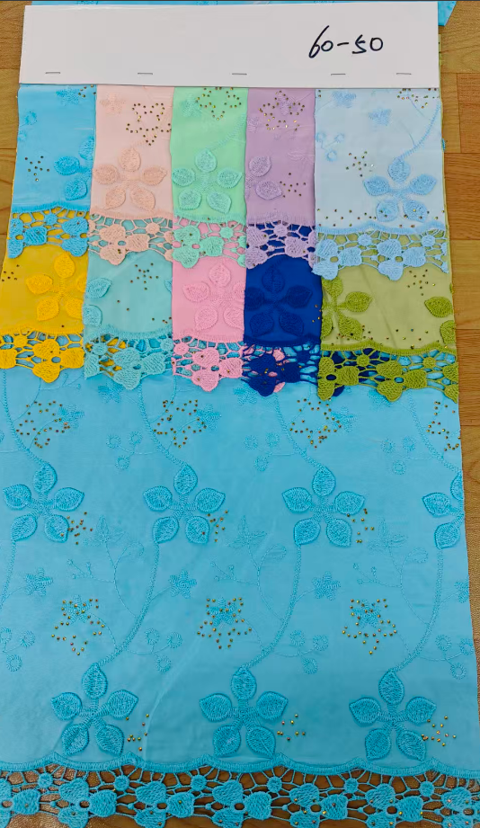 60-49 Sergé, broderie 3D, bordure soluble et strass