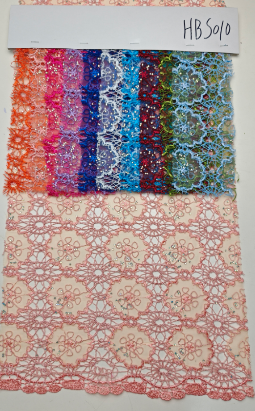 HBS010 Organza, découpe laser, cordon torsadé, bordure soluble et strass