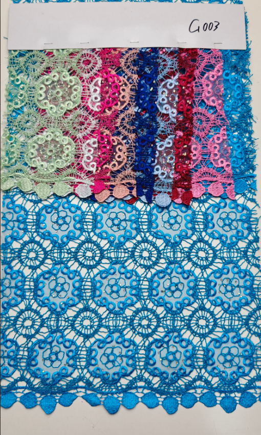 G003 Tissu organza avec découpe laser, cordon torsadé, bordure soluble et application de strass