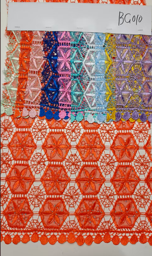 BG010 Organza, découpe laser, cordon torsadé, bordure soluble et strass