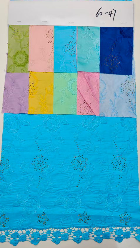 60-47 Sergé, broderie 3D, bordure soluble et strass