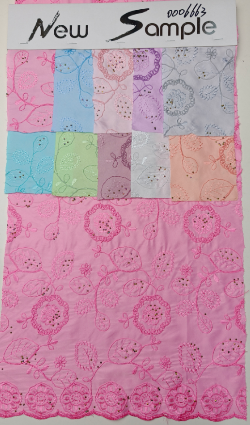 6663  Tissu avec torsade sergée et application de strass