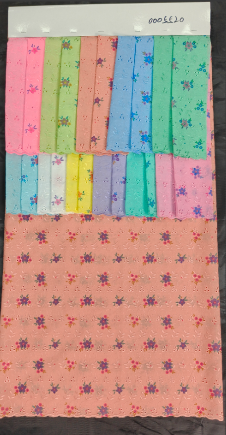 005520 Sergé, broderie 3D, bordure soluble et strass