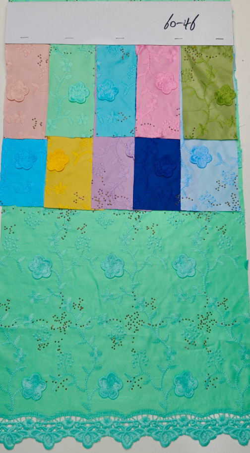 60-46 Sergé, broderie 3D, bordure soluble et strass