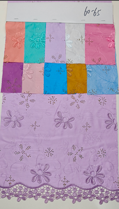 60-65 Sergé, broderie 3D, bordure soluble et strass