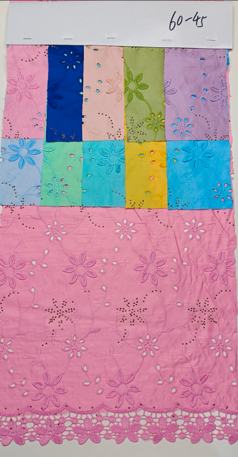 60-45 Sergé, broderie 3D, bordure soluble et strass