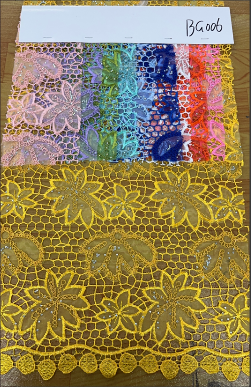 G006 Tissu organza avec découpe laser, cordon torsadé, bordure soluble et application de strass