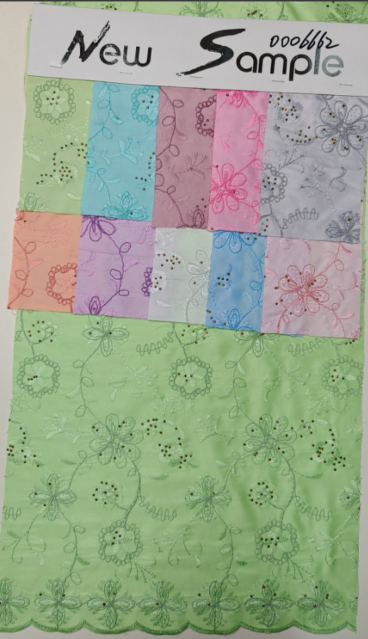 6662  Tissu avec torsade sergée et application de strass