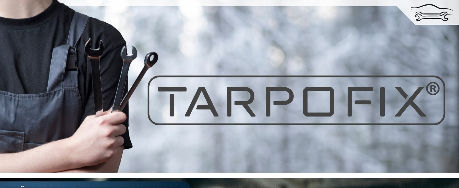 Nahaufnahme einer schwarzen taktischen Ausr&uuml;stung oder Tasche mit dem Markentext &bdquo;TARPOFIX&ldquo;, der vor einem nebligen grauen Hintergrund sichtbar